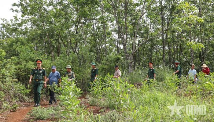 Đại diện Quân khu 4 và lãnh đạo địa phương, nhân chứng lịch sử đi khảo sát tìm liệt sĩ ở Cồn Tiên. 