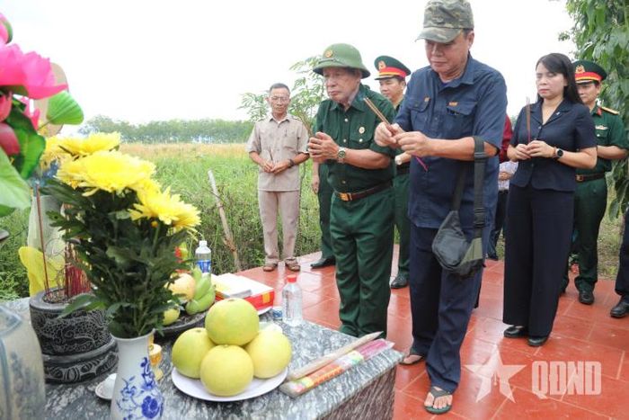   Các đại biểu, cựu chiến binh dâng hương tưởng niệm tại đền thờ các liệt sĩ tại Cồn Tiên. 