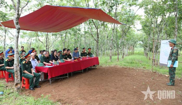  Các đại biểu khảo sát, nghiên cứu, thảo luận về rãnh, hố chôn tập thể các liệt sĩ tại Cồn Tiên, trong trận đánh ngày 8-5-1967.