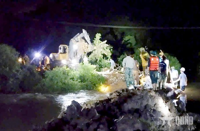  Xuyên đêm khắc phục sự cố, bảo đảm an toàn tuyến đê.