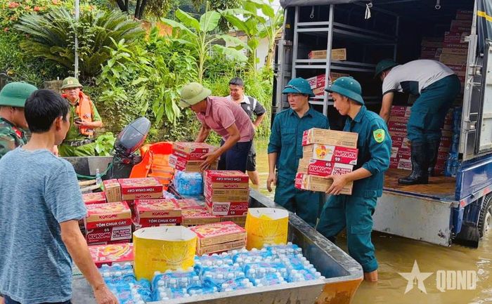 Vận chuyển nhu yếu phẩm vào khu vực bị cô lập, kịp thời hỗ trợ người dân. 