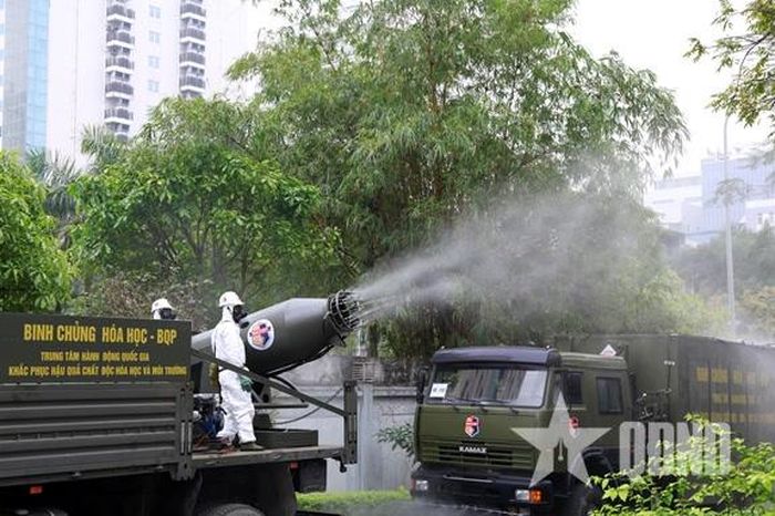  Lực lượng của Binh chủng Hóa học sử dụng xe khử trùng cỡ lớn KTH-20 tiến hành khử trùng tại Bệnh viện Bạch Mai sau khi phát hiện có ca nhiễm Covid-19.
