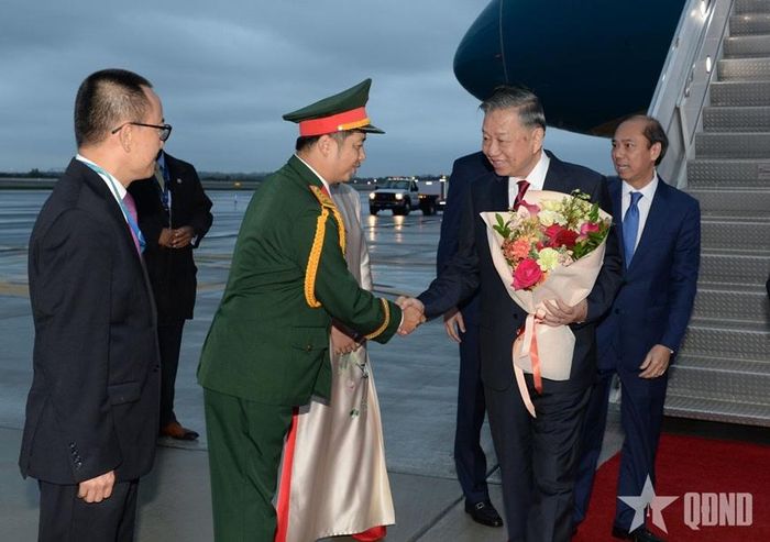 Cán bộ, nhân viên Đại sứ quán và Phái đoàn đón Tổng Bí thư, Chủ tịch nước Tô Lâm đến New York tham dự Phiên thảo luận chung cấp cao Đại hội đồng Liên hợp quốc khóa 81. 