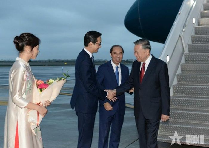   Đại sứ Việt Nam tại Hoa Kỳ Nguyễn Quốc Dũng và Đại sứ Đỗ Hùng Việt, Trưởng Phái đoàn Thường trực Việt Nam tại LHQ đón Tổng Bí thư, Chủ tịch nước Tô Lâm tại sân bay quốc tế John F.Kennedy, thành phố New York.  