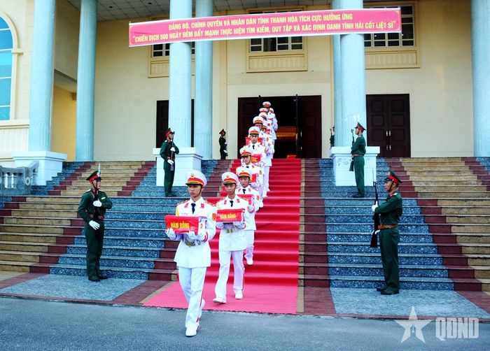 Chương trình được tổ chức trang nghiêm, bày tỏ lòng tri ân đối với các liệt sĩ. 