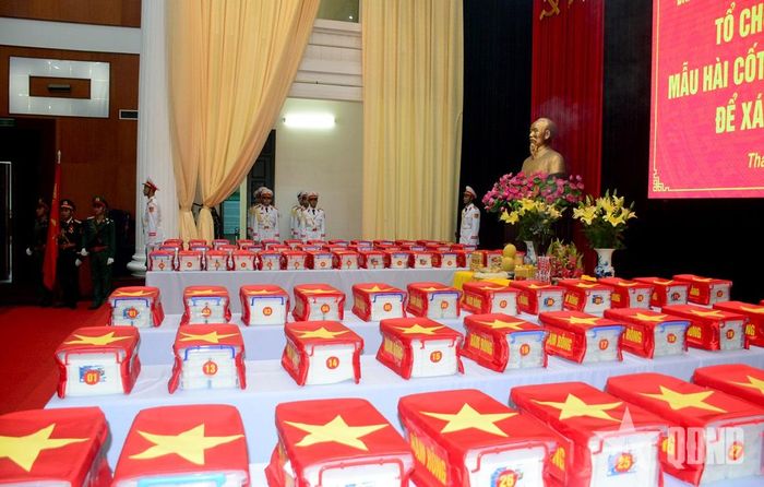2.150 mẫu sinh phẩm được Bộ CHQS Thanh Hóa vận chuyển, bàn giao cho Viện Pháp y Quân đội phục vụ giám định ADN.