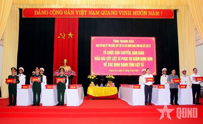 Các đại biểu tổ chức đưa mẫu sinh phẩm ra xe vận chuyển đến Viện Pháp y Quân đội. 
