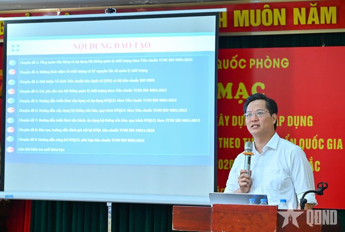 Đại diện Công ty cổ phần Tư vấn và công nghệ quốc tế trình bày nội dung đào tạo.