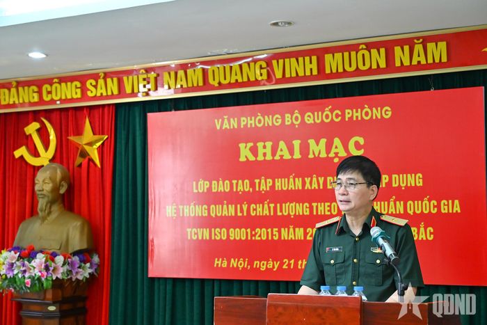  Thiếu tướng Lê Văn Dũng, Phó chánh Văn phòng Quân ủy Trung ương – Văn phòng Bộ Quốc phòng phát biểu khai mạc.
