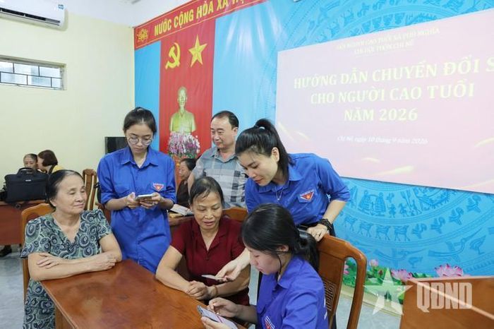 Đoàn Thanh niên xã Phú Nghĩa tổ chức hỗ trợ hội viên người cao tuổi sử dụng điện thoại thông minh, khai thác các ứng dụng số thiết yếu và cài đặt tài khoản an sinh xã hội.