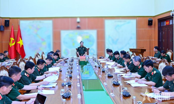 Đại tướng Nguyễn Tân Cương chủ trì hội nghị.