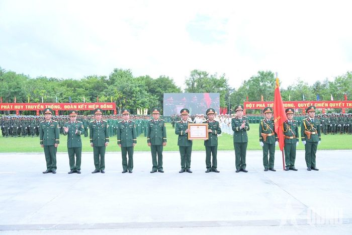 Thừa ủy quyền của Chủ tịch nước, Thượng tướng Nguyễn Văn Gấu trao Huân chương Bảo vệ Tổ quốc hạng Nhất tặng Sư đoàn 330.