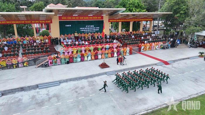 Các đơn vị tham gia duyệt đội ngũ tại lễ kỷ niệm.
