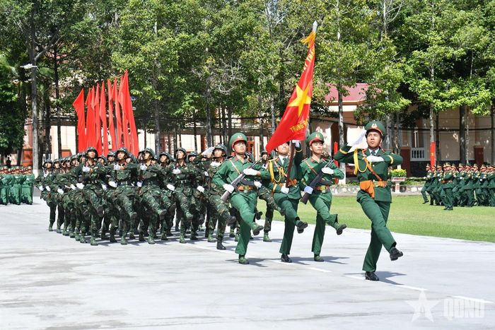 Duyệt đội ngũ tại lễ kỷ niệm.