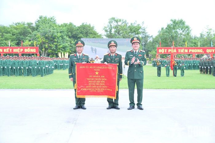 Trung tướng Nguyễn Xuân Dắt, Tư lệnh Quân khu 9 trao bức trướng của Đảng ủy, Bộ tư lệnh Quân khu tặng Sư đoàn 330.