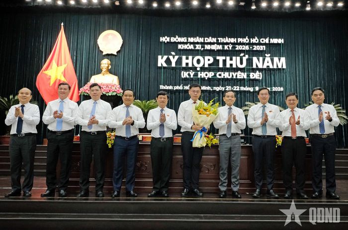 Lãnh đạo Thành ủy, Hội đồng nhân dân và UBND TP Hồ Chí Minh chúc mừng đồng chí Trương Minh Huy Vũ.