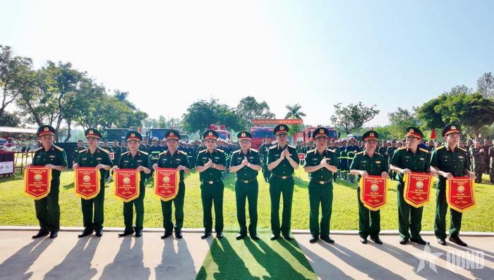  Trao cờ lưu niệm cho đại diện các đội tuyển tham gia Hội thao kỹ thuật xăng dầu kho chiến lược năm 2026. 
