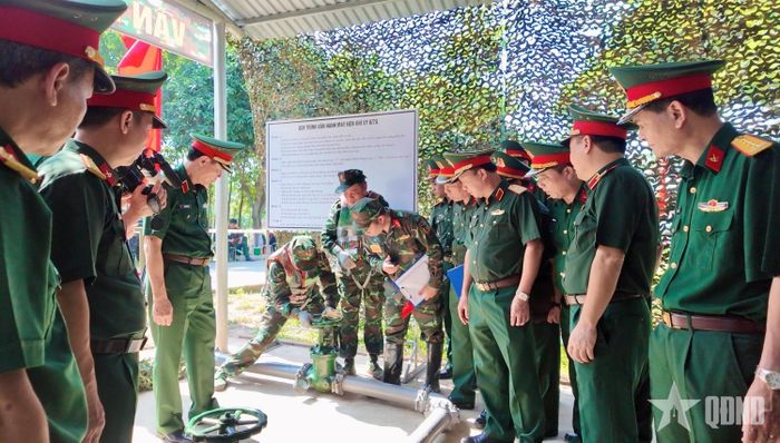Các đại biểu theo dõi nội dung thi thực hành khai thác, sử dụng bộ đường ống dã chiến PMT-100. 