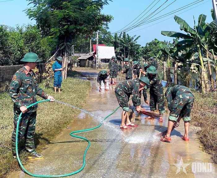 Vệ sinh đường làng, ngõ xóm và các công trình công cộng.