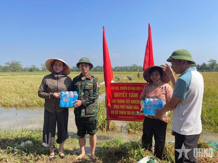 Cấp ủy, chính quyền và các đoàn thể địa phương đến động viên bộ đội.