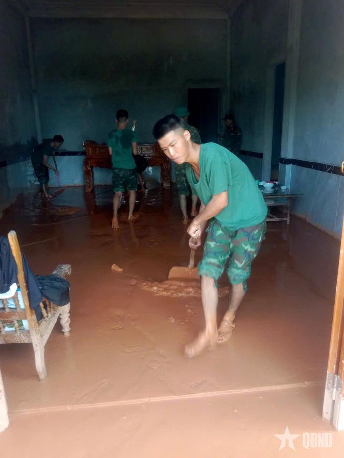 Khẩn trương giúp dân thu dọn bùn đất, vệ sinh nhà cửa.