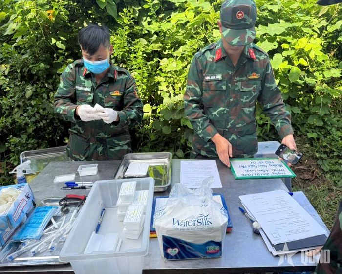 Lực lượng chức năng tiến hành lấy mẫu phục vụ công tác giám định ADN. 