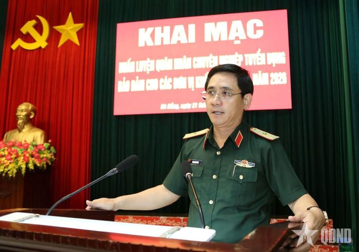 Thiếu tướng Phan Đại Nghĩa, Phó tư lệnh, Tham mưu trưởng Quân khu 5 dự và phát biểu chỉ đạo hội nghị.