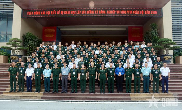  Ban tổ chức và các đại biểu chụp ảnh lưu niệm cùng học viên lớp bồi dưỡng tại buổi khai mạc.