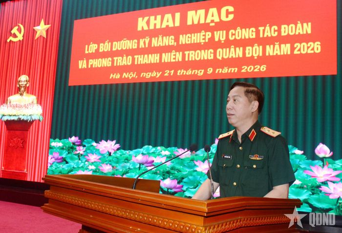 Trung tướng Nguyễn Quốc Tuấn, Bí thư Đảng ủy, Chính ủy Trường Sĩ quan Chính trị phát biểu chào mừng lớp bồi dưỡng. 