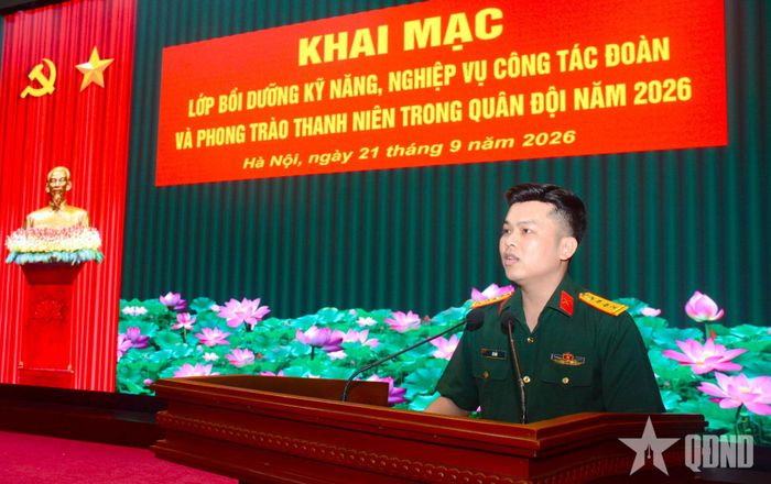   Đại úy Lê Hảo, Phó trưởng ban Thanh niên Quân đội phát biểu khai mạc lớp bồi dưỡng. 