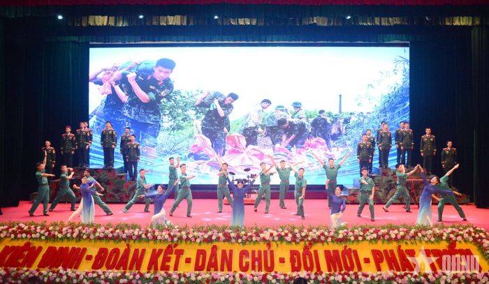  Tiết mục văn nghệ chào mừng buổi khai mạc do học viên Trường Sĩ quan Chính trị thể hiện.