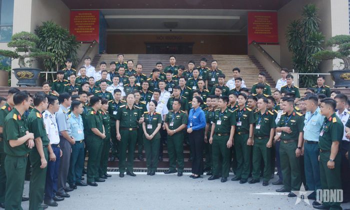 Các đại biểu dự khai mạc trò chuyện với học viên lớp bồi dưỡng. 