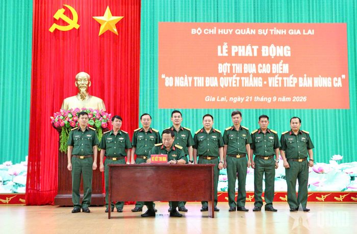 Đại diện các cơ quan, đơn vị ký giao ước thi đua.
