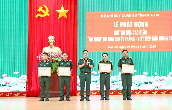Lãnh đạo Bộ CHQS tỉnh Gia Lai trao Bằng khen của Bộ trưởng Bộ Quốc phòng và của Chủ nhiệm Tổng cục Chính trị tặng các tập thể, cá nhân.