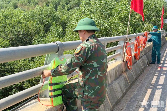 Cán bộ Ban CHQS xã Kỳ Thượng bố trí áo phao, phao cứu hộ tại các vị trí xung yếu, góp phần chủ động ứng phó, hạn chế thiệt hại do mưa lũ.