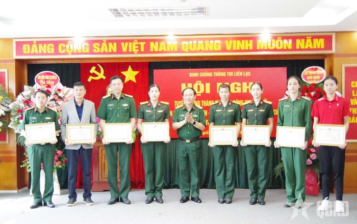  Đại tá Vũ Ngọc Khương trao Bằng khen của Tư lệnh Binh chủng Thông tin Liên lạc tặng các tập thể, cá nhân xuất sắc. 