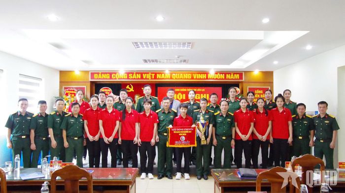  Lãnh đạo Binh chủng Thông tin Liên lạc, Phòng Thể dục thể thao (Cục Quân huấn-Nhà trường) cùng các thành viên đội bóng chuyền U23 Binh chủng Thông tin - Binh đoàn 19.