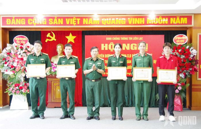 Bộ Tham mưu Binh chủng Thông tin Liên lạc tặng Giấy khen tới 5 cá nhân xuất sắc.  
