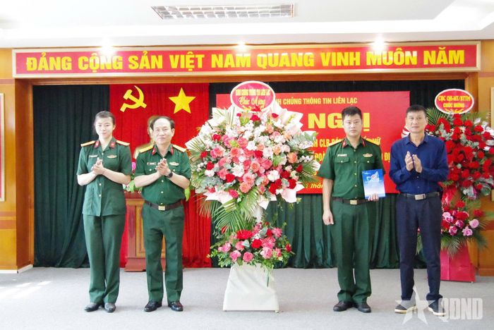  Binh chủng Thông tin Liên lạc tặng thưởng CLB.