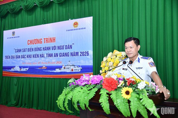 Đại tá Nguyễn Thái Dương, Phó chính ủy Bộ tư lệnh Vùng Cảnh sát biển 4 phát biểu tại chương trình.