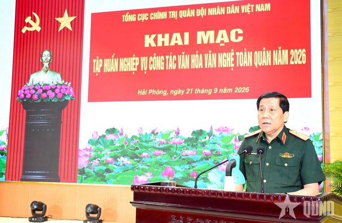 Trung tướng Nguyễn Đức Hưng, Ủy viên Trung ương Đảng, Chính ủy Quân khu 3 phát biểu chào mừng lớp tập huấn. 