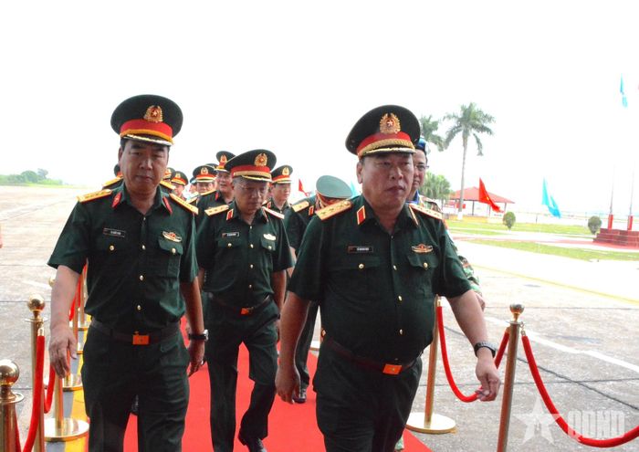 Thủ trưởng Bộ Tổng tham mưu, Thủ trưởng Tổng cục Chính trị và lãnh đạo các cơ quan, đơn vị tại buổi tổng duyệt.