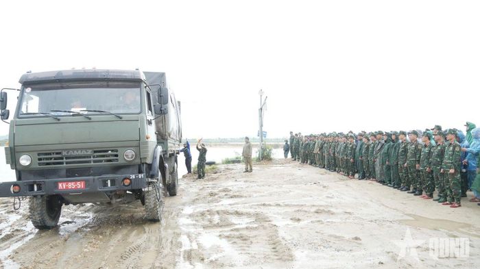 Ban tổ chức giới thiệu nội dung chuẩn bị vật chất, phương tiện tham gia tìm kiếm cứu nạn.