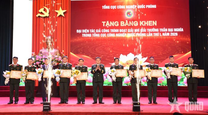  Thiếu tướng Nguyễn Đức Tăng, Phó chính ủy Tổng cục Công nghiệp Quốc phòng trao Bằng khen tặng đại diện nhóm tác giả công trình đoạt giải Nhì. 