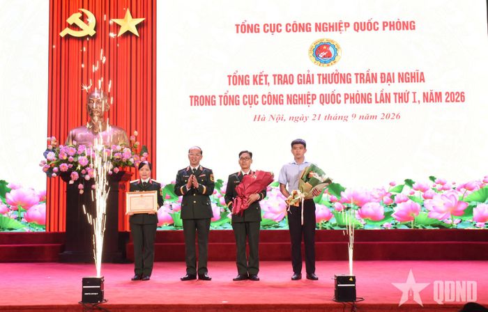  Trung tướng Đinh Quốc Hùng trao Bằng khen tặng đại diện nhóm tác giả công trình đoạt giải Nhất. 