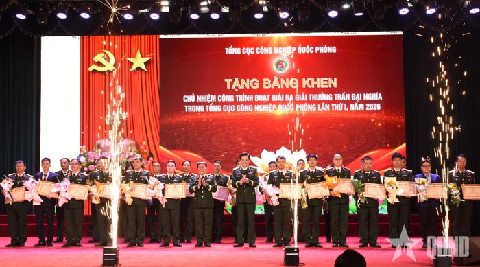  Trao Bằng khen tặng đại diện các tác giả có công trình đoạt giải Ba. 