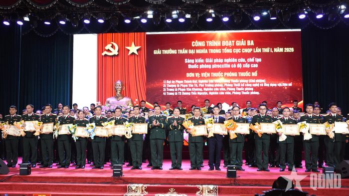 Trao chứng nhận tặng các tác giả có công trình đoạt giải.   