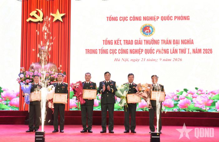  Trung tướng Hồ Quang Tuấn trao thưởng tặng các tập thể có thành tích tiêu biểu trong tổ chức tham gia giải thưởng.  