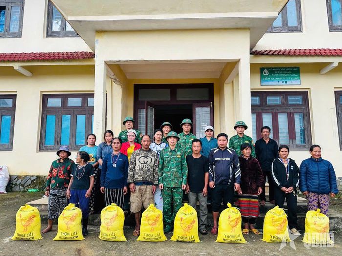 Đồn Biên phòng Ga Ry hỗ trợ gạo các gia đình tại khu tránh trú.