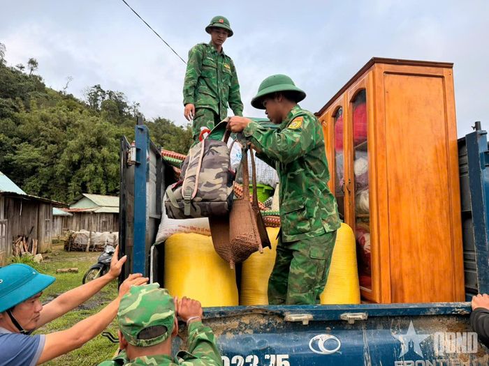 Cán bộ, chiến sĩ Đồn Biên phòng Ga Ry cùng các lực lượng hỗ trợ nhân dân thôn Gari vận chuyển, di dời tài sản ra khỏi vùng có nguy cơ sạt lở cao.